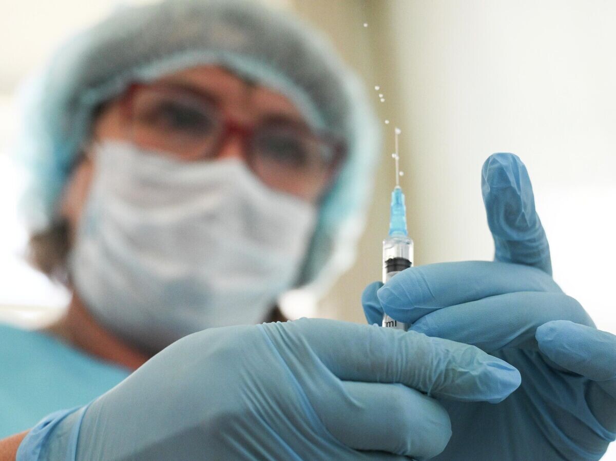    Медработник с вакциной | © РИА Новости / Александр Кряжев