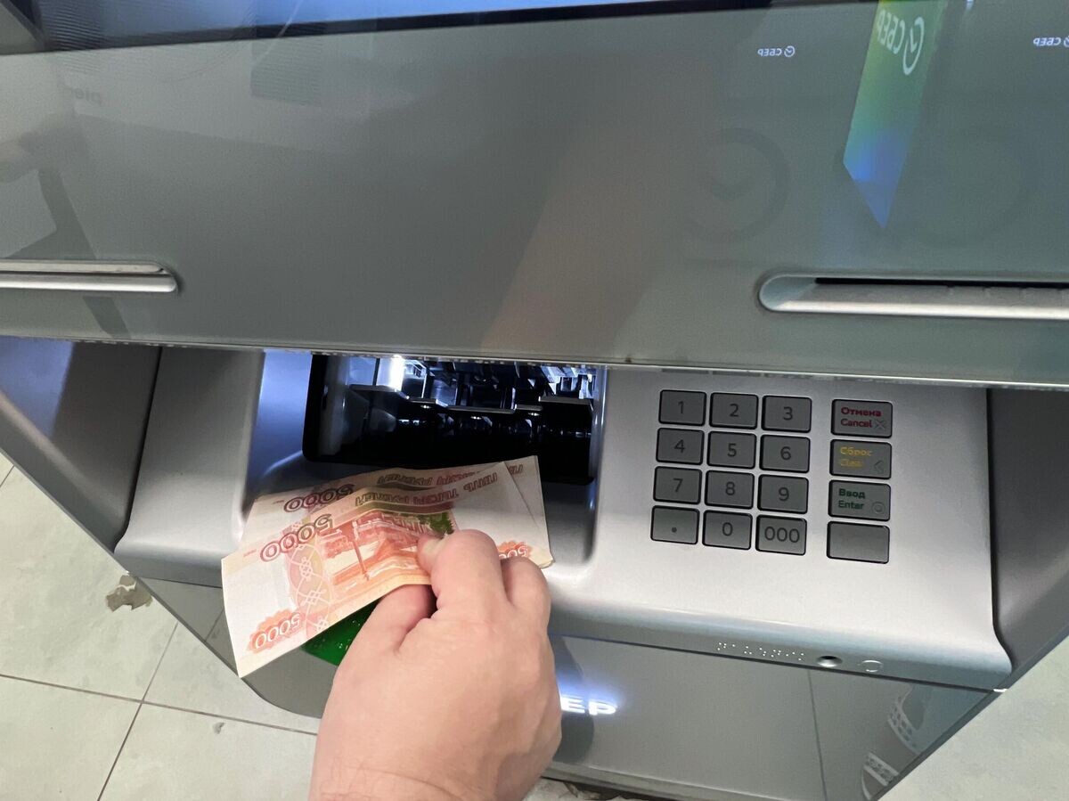    Банкомат в отделении "Сбербанка"© РИА Новости . Наталья Селиверстова