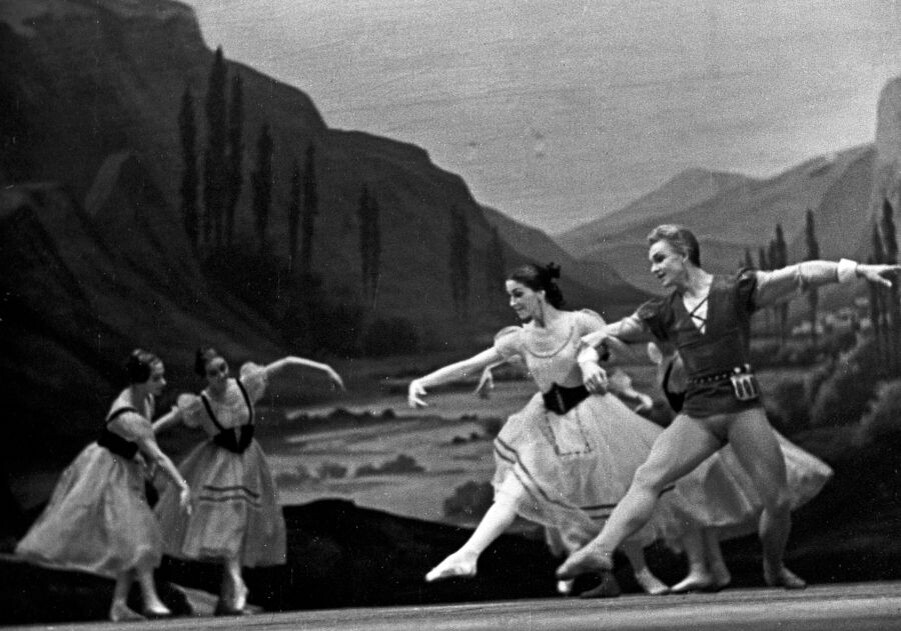    Сцена из балета Адольфа Адана «Жизель». Жизель — Эмма Минченок, граф Альберт — Юрий Соловьев / Источник: © Б. Манушин/РИА Новости