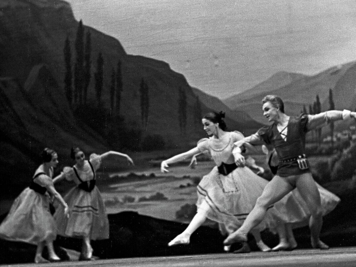    Сцена из балета Адольфа Адана "Жизель". Жизель - Эмма Минченок, граф Альберт - Юрий Соловьев. Ленинградский государственный академический театр оперы и балета им. С.М.Кирова (Мариинский театр). | © РИА Новости / Б.Манушин