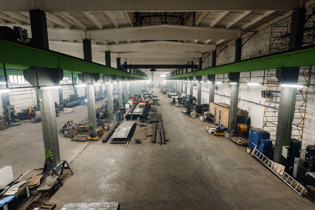 Правый пролет, где находятся станки лазерной резки, прессы и гильотины для металла