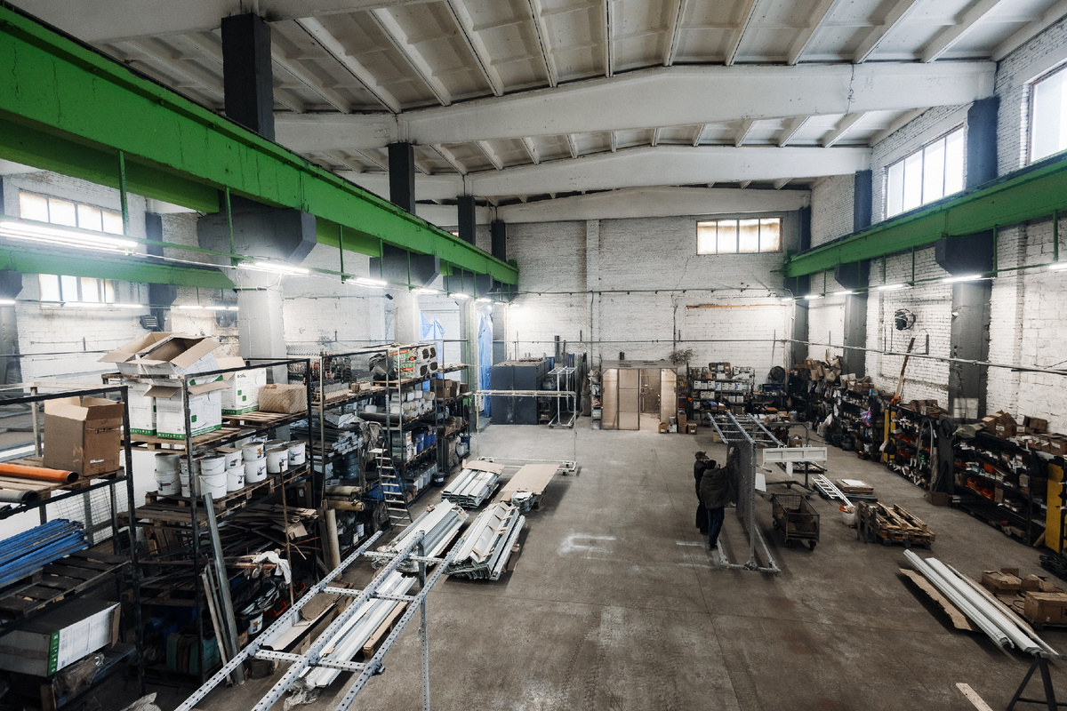 А в конце пролета находится покрасочный цех, на фото камера нанесения порошка и печь для запекания собственного производства