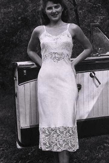 Без сорочки не выходили из дома: почему перестали носить советские комбинации