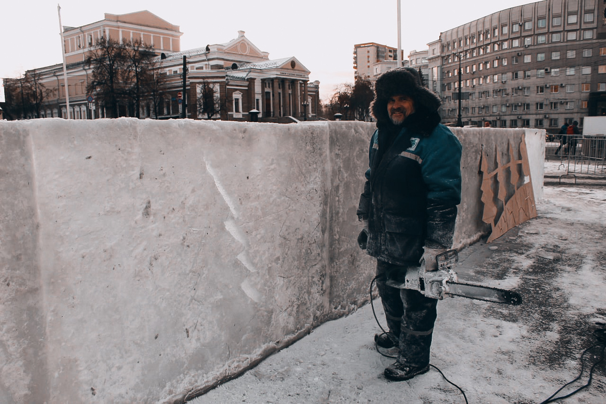 Сергей за работой над ледовыым городком на главной площади Челябинска, декабрь 2021 года. Фото: hornews.com