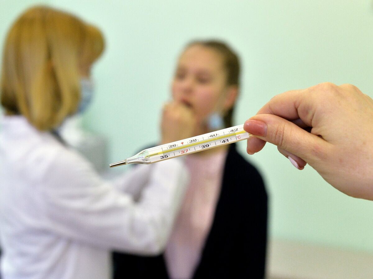    Врач осматривает пациента | © РИА Новости / Александр Кондратюк