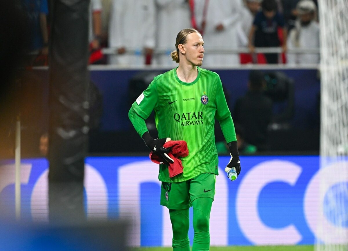     Французские фаны о травме Сафонова: четыре отбитых пенальти не могли остаться безнаказанными