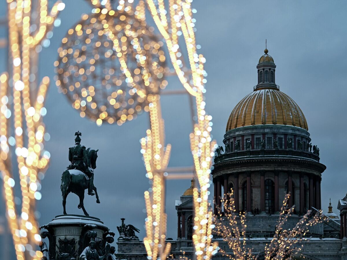    Новогодняя иллюминация на Исаакиевской площади в Санкт-Петербурге | © РИА Новости / Алексей Даничев
