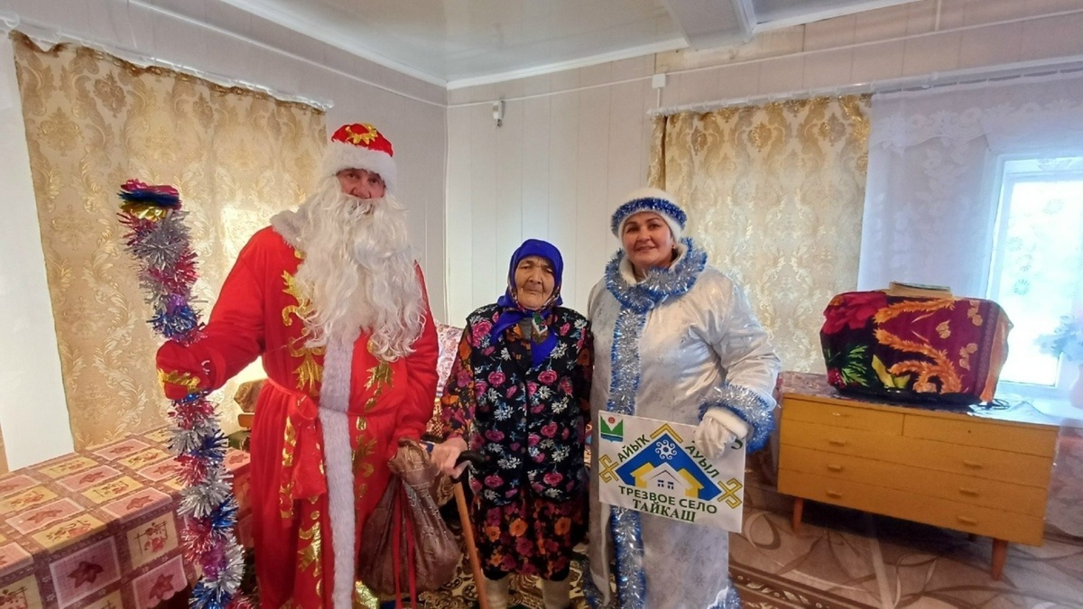     Ҡыш бабай 90 йәшлек өләсәйҙәргә лә бүләк алып килде