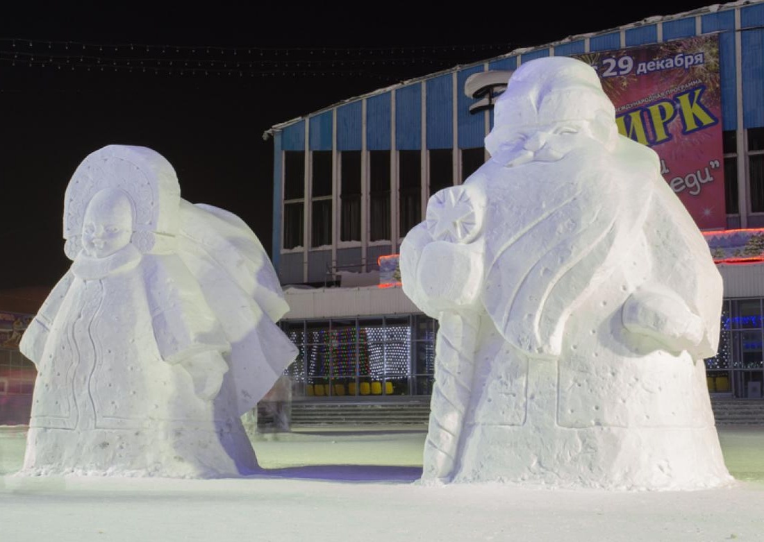 Снежные фигуры новогоднего городка. 