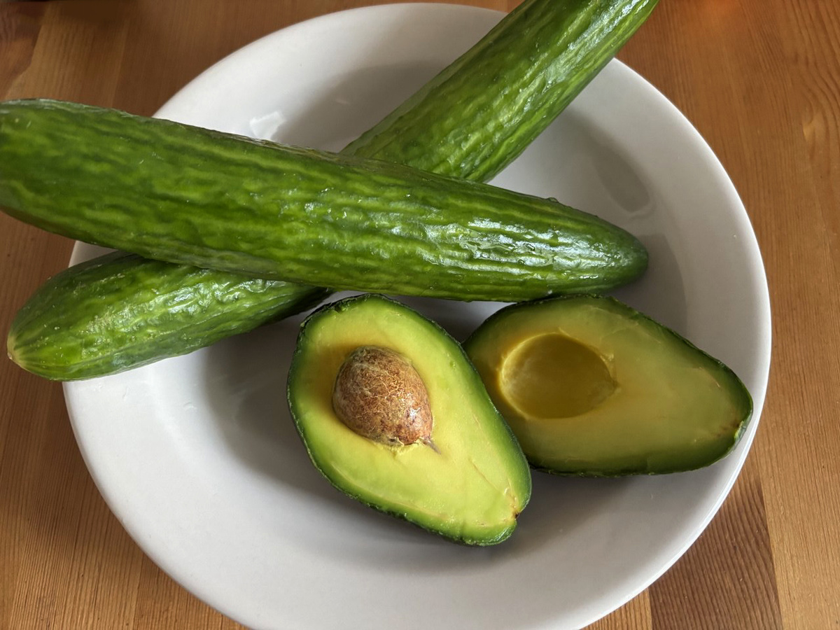 авокадо и огурец