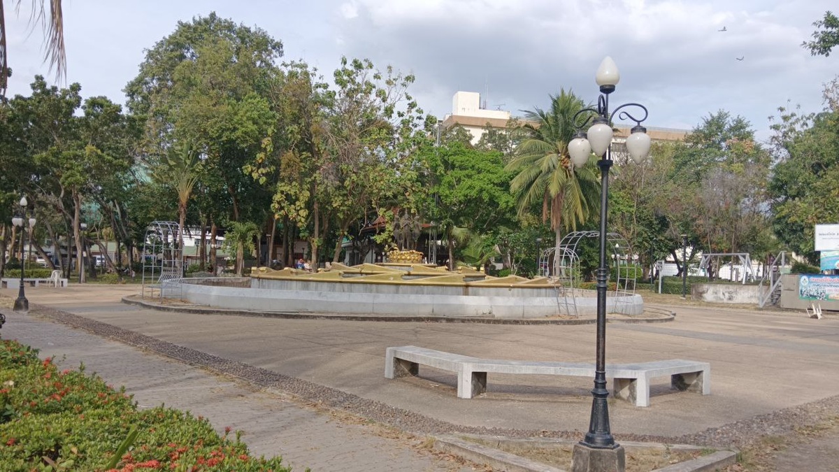 фонтан работает ближе к вечеру