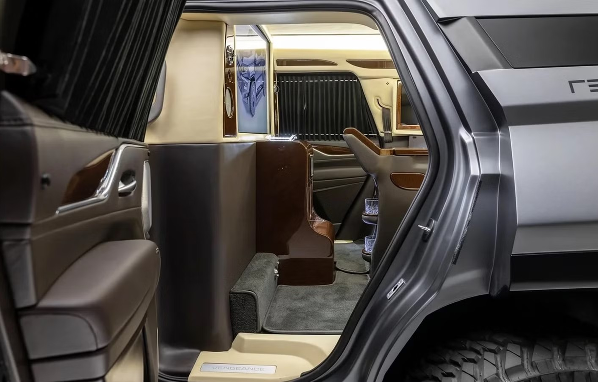 Доступ в роскошный салон Rezvani Vengeance #007 Military Edition