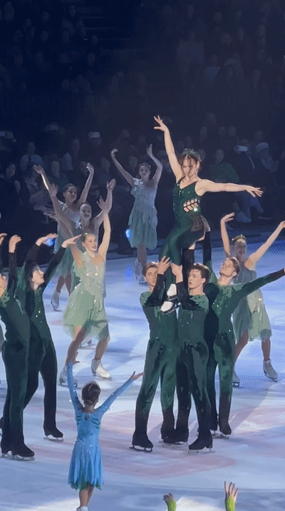 Чувство испанского стыда чувствую я. Скрашивают немного его Саши Самарина старания. Узнать легко его здесь. С Самариным рядом муж Трусовой будущий. (гиф взяла в блоге "Поговорим о фигурном катании") 