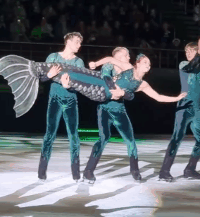 Мне физически больно на это смотреть. Все эти таскания рыбины-русалки выглядят плохо. Мягко говоря. Хотелось эффектности. Русалку как без хвоста показать? Вот и пришлось кидать Сашу с рук на руки. 