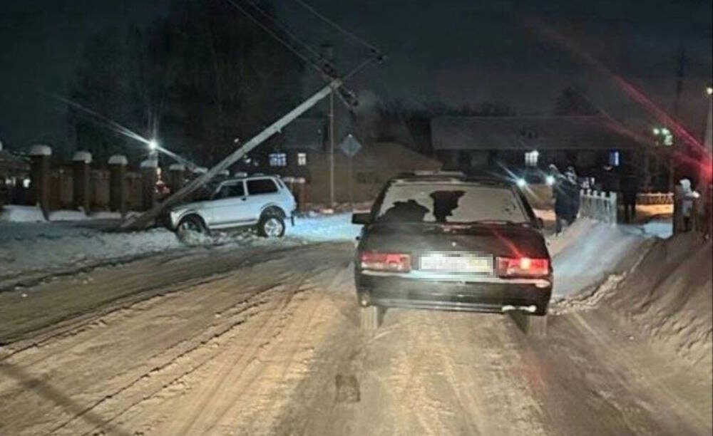 
 
 Без света остались жители части поселка Горный и двух соседних населенных пунктов. На место инцидента быстро прибыла аварийная бригада "Россети Урал".  К 01:50 2 января подача электричества была полностью возобновлена. По поводу аварии полиция ведет расследование.
]]>
