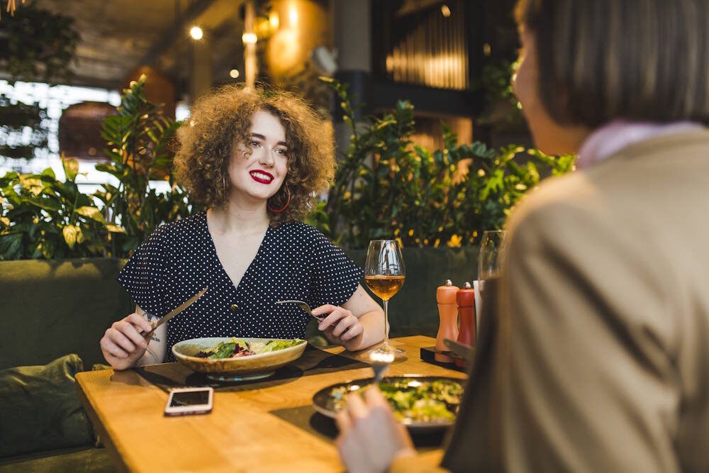 Число корпоративных заказчиков сократилось, у многих не хватило денег на празднование Нового года в ресторане. Но появилась другая тенденция: сотрудники заказывали новогодние корпоративы сами, приходили праздновать не всем составом, а более узкой компанией, например, отделом.  
 
 📷
 
 Если раньше бронирование новогодних корпоративов начиналось с конца сентября, то в этом году – намного позднее. «Бронь сместилась на начало – середину декабря.  Конец декабря стоит почти пустой, а раньше такого не было. Все стремились занять даты после 25 декабря», - говорит владелец мясного ресторана «Партизан» Евгений Юхневич.
 
 Средняя стоимость новогоднего корпоратива варьируется в пределах 5-7 тыс. руб. на человека без учета шоу-программы. По сравнению с прошлым годом, он подорожал на 10-15%. «Подорожало все, что касается организации новогодних праздников. В особенности, дорогая рыба, мясо, икра, премиальный алкоголь. Все это выросло в цене», - пояснил ресторатор, развивающий кафе «Улитка», «Улитка PERMM», профессор ВШЭ, научный   руководитель образовательной программы «Менеджмент креативных индустрий» Олег Ощепков.  
 
 Гости стремились сэкономить и на застолье, и на шоу-программе. «Если раньше на корпоративах были хорошие дополнительные счета за позиции, которые компании дозаказывали уже на празднике в ресторане, то теперь их стало гораздо меньше. Это связано с тем, что заказчиками новогодних праздников в основном стали сами сотрудники, а не корпорации», - говорит Евгений Юхневич. 
 
 Шоу-программа стала проще. «Совсем немного компаний заказывают супердорогих артистов. В непростых экономических условиях для корпоративного сектора это стало немодно и неприлично. Довольствуются крепкими группами из соседних городов или приглашают пермских музыкантов», - объяснил Олег Ощепков. 
]]>