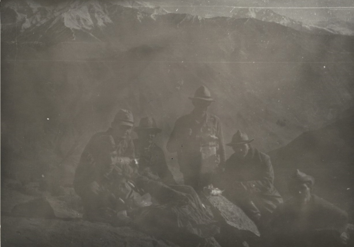 Панджшер, лето 1984 год, командир Третьего ГСБ майор Пудин В.В. стоит на горе Даральявушт в центре группы офицеров управления батальона.