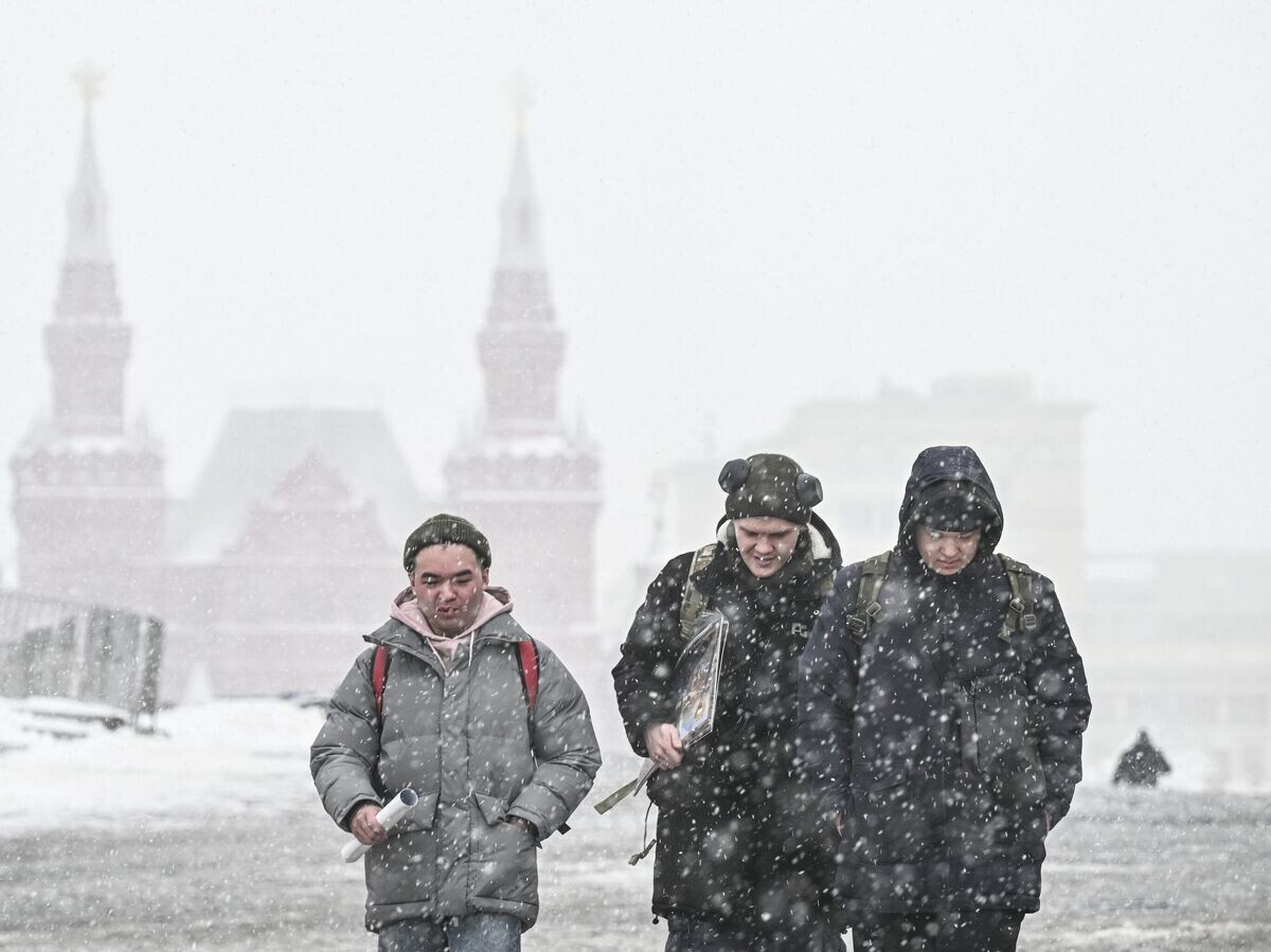    Прохожие на Красной площади в Москве | © РИА Новости / Сергей Бобылев