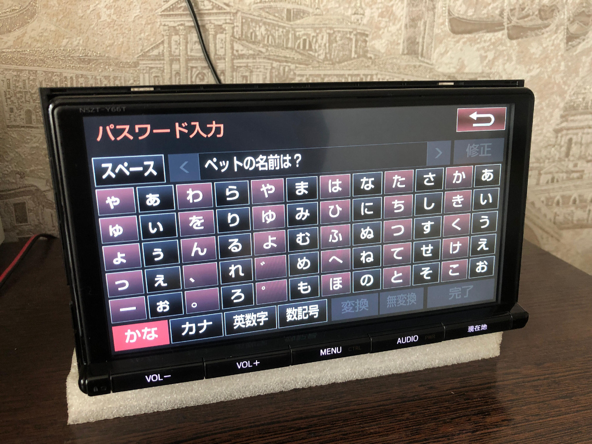 Магнитола просит ввести пароль.