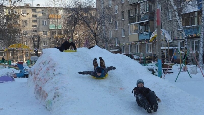     Горка во дворе Барнаула, 2021 год. barnaul.org