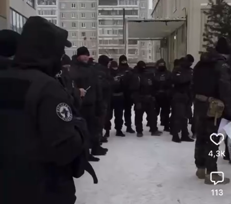    "Люди в чёрном" готовятся к рейду. Скриншот/Видео очевидцев.