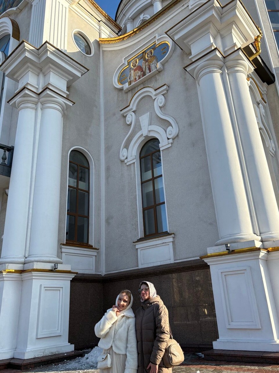 Фото автора я и Ольга на фоне храма Петра и Февронии, город Донецк 
