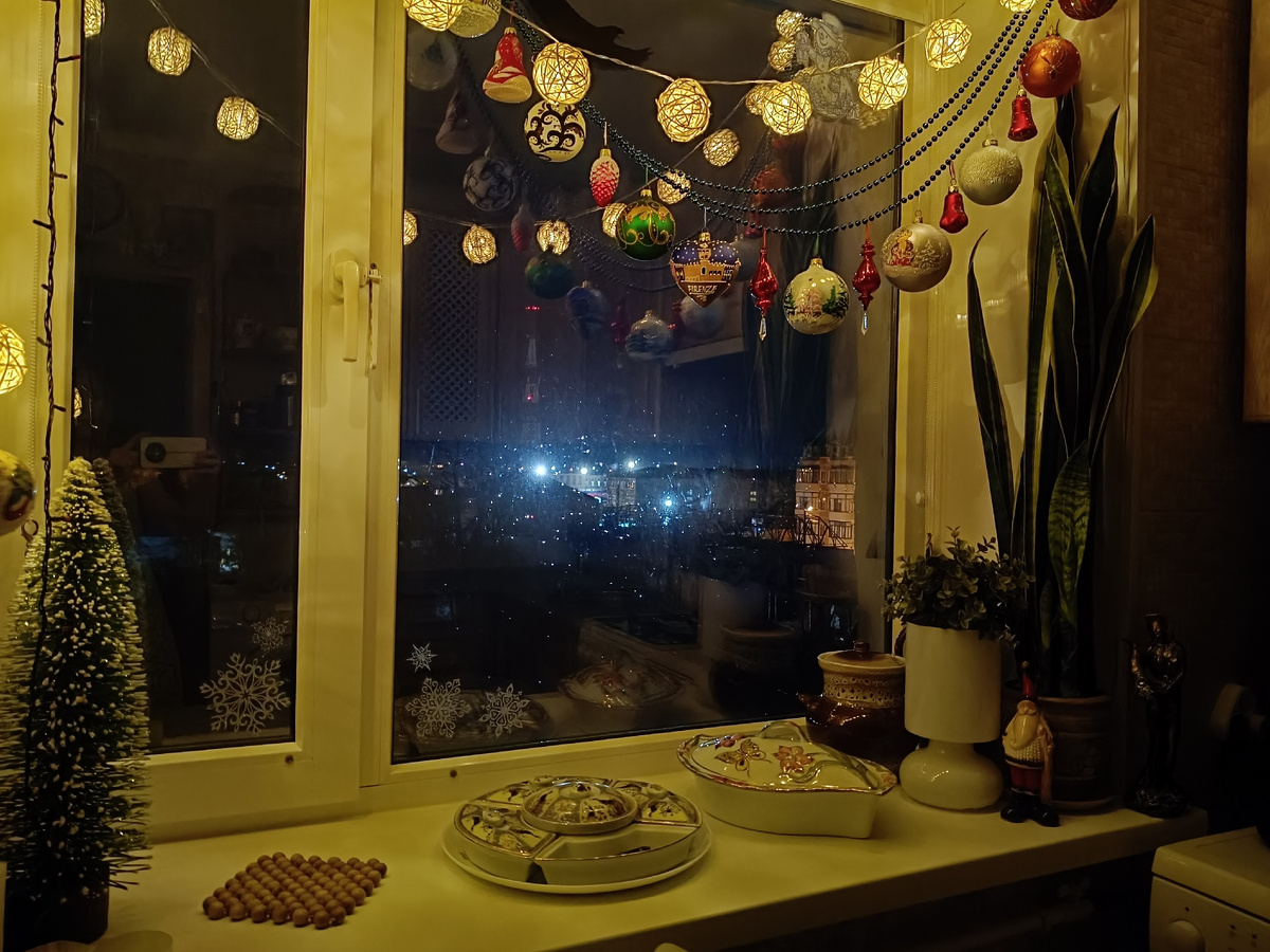 Капли блестят на стекле, как огоньки)