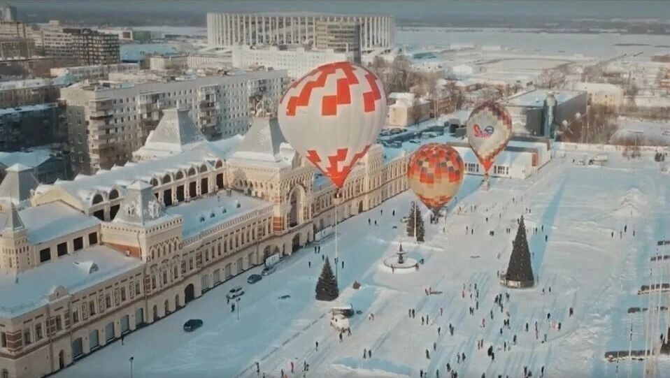    Какие фильмы, которые снимали в Нижнем Новгороде, стоит посмотреть   Режиссер: Антон Богданов, Варвара Маценова, Василий Зоркий. Сценарий: Алексей Южаков, Михаил Артемьев, Евгений Кулик. Художник: Денис Бауэр, Алексей Ашарин, Ада Разумова / Кадр из фильма «Елки 8»