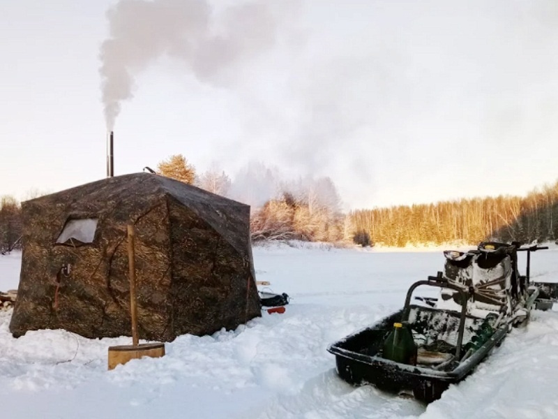 В палатке с печкой