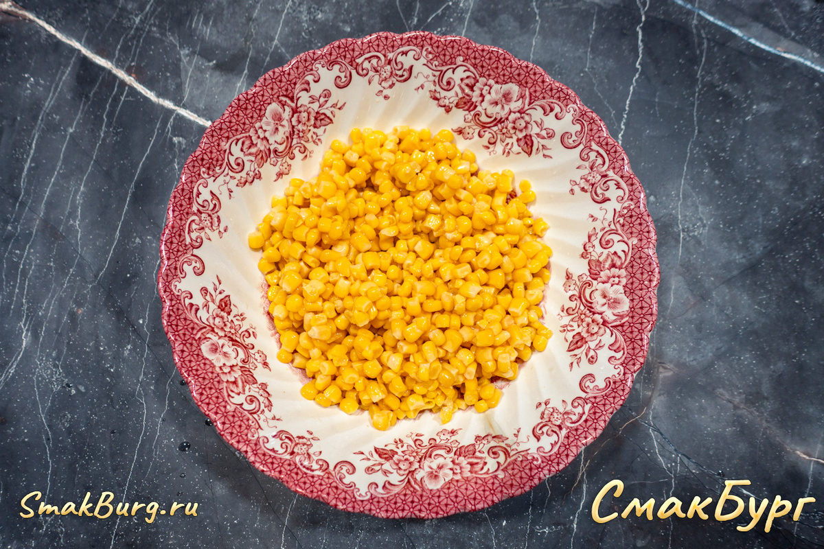 Помещаем в салатник сладкую консервированную кукурузу 