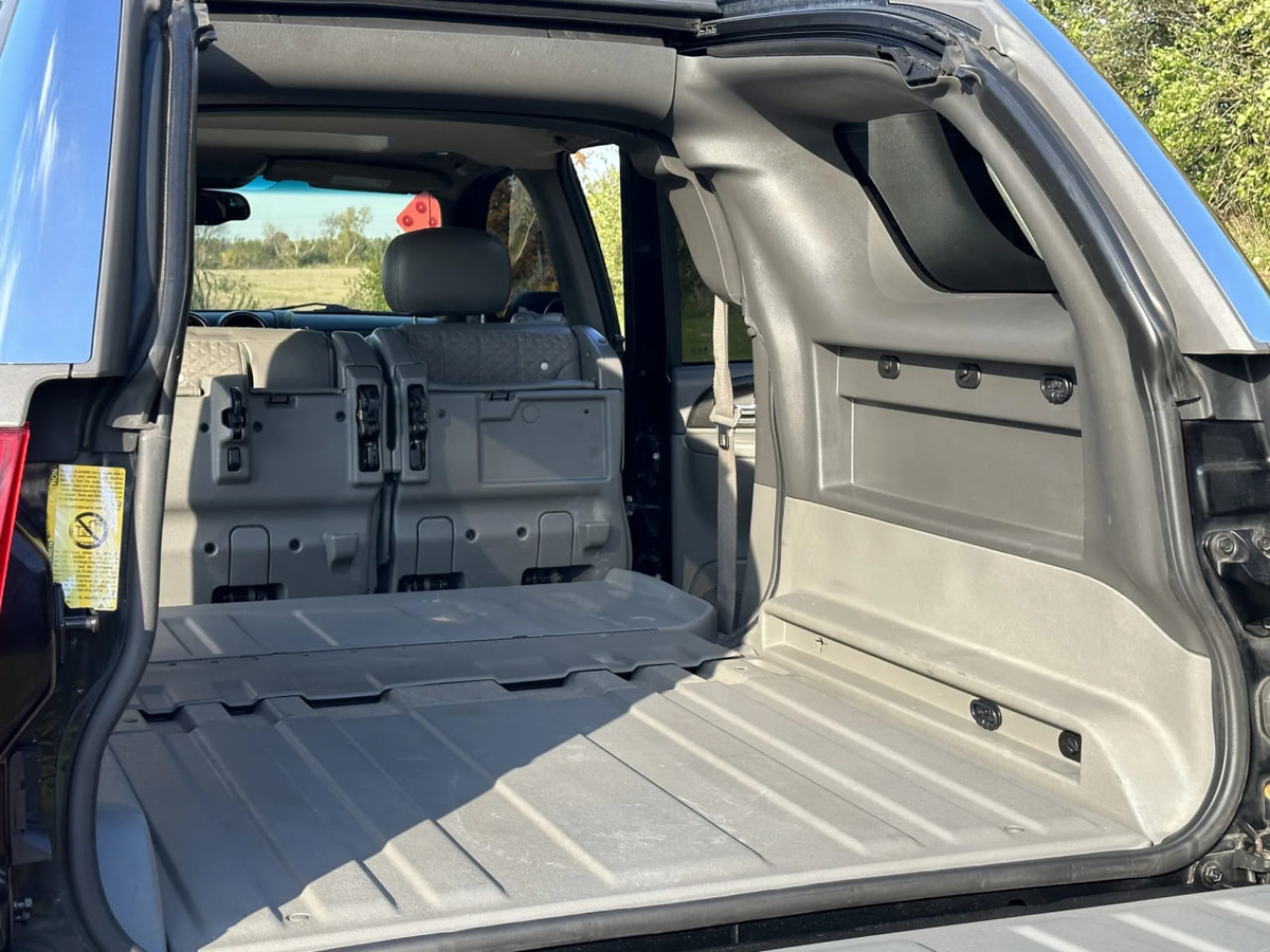 Стенка между салоном и кузовом складывается, увеличивая доступную для груза длину. Фото с сайта carsandbids.com