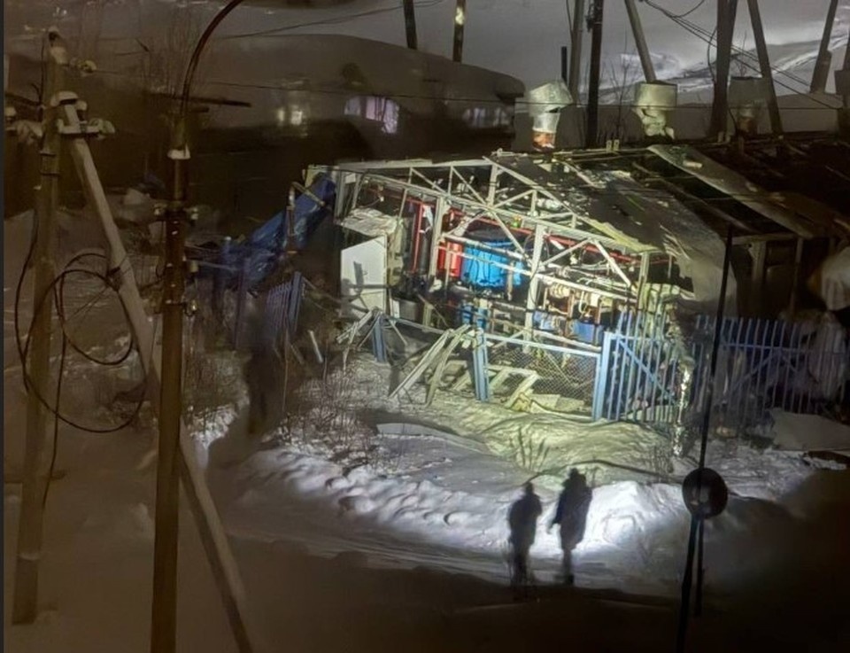    ЧП в поселке Теплая гора произошло ближе к полуночи 4 января. Фото предоставлено местными жителями.