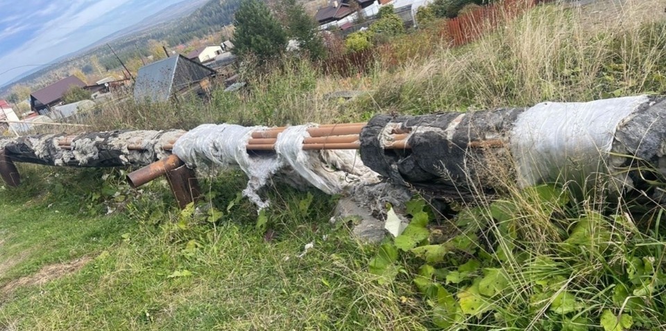    Вот так этим летом выглядела теплотрасса. Как говорит жительница поселка, к зиме ничего не поменялось. Фото предоставлено жительницей поселка.