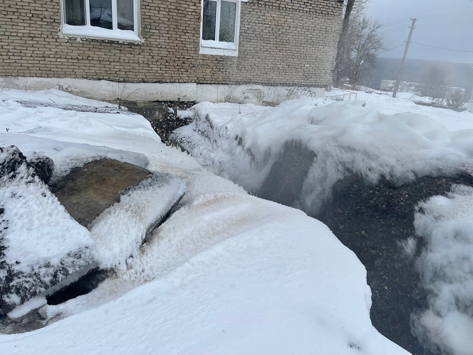    Три недели назад в поселке уже случался прорыв трубы. Тогда, как рассказывает жительница поселка, кратковременно отключали отопление. Фото предоставлено жительницей поселка.