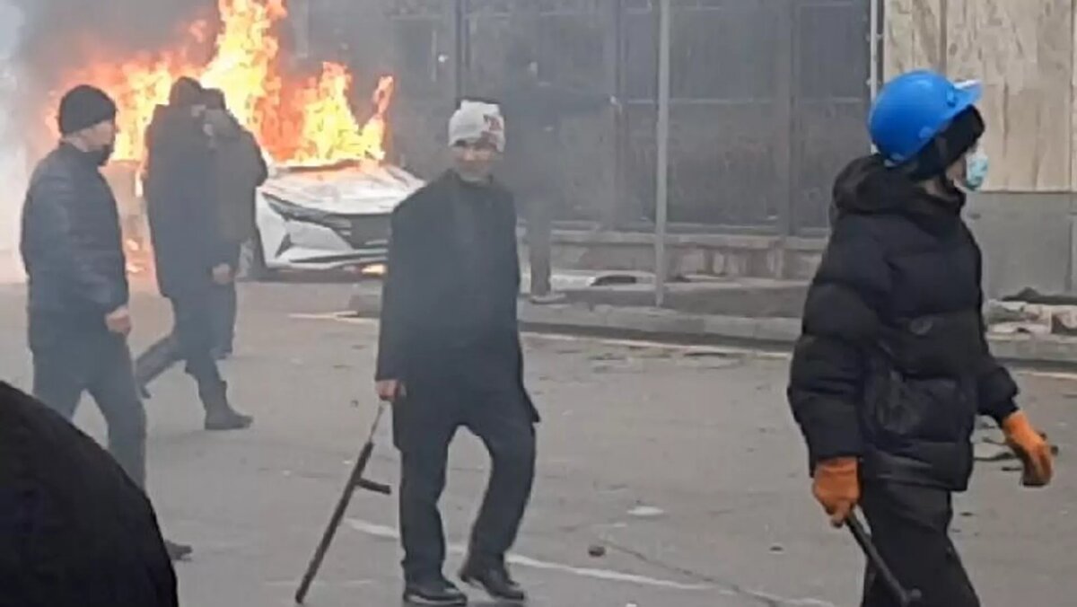 Беспорядки, устроенные погромщиками у здания акимата Алматы 5 января 2022 года © Sputnik/Ертай Сарбасов