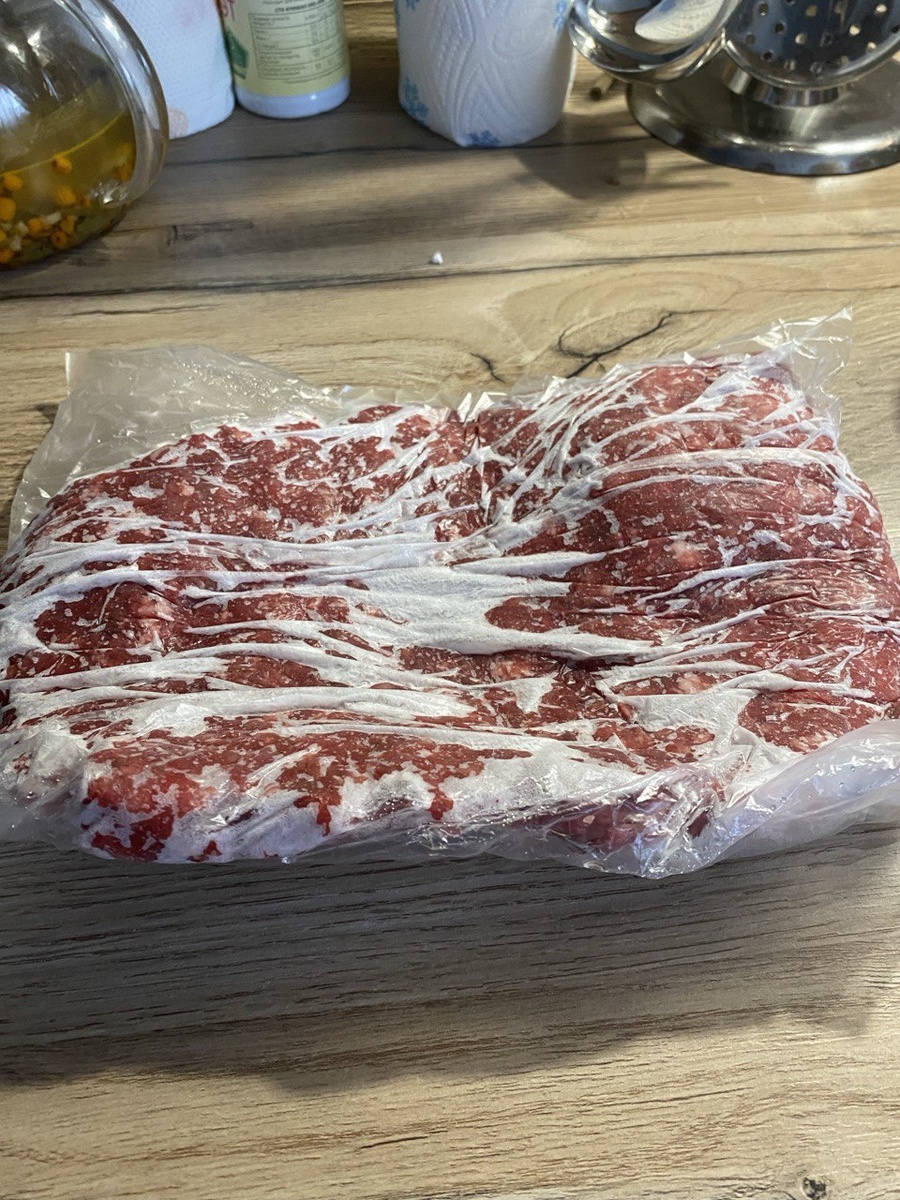 Фарш у меня заморожен тонкими пластами, надеюсь он разморозится когда мне нужно будет 😊