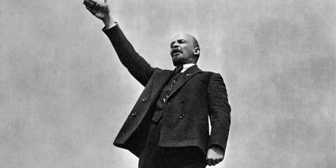 Ленин-великий русский человек будет жить в сердцах всех последующих поколений во всем мире.