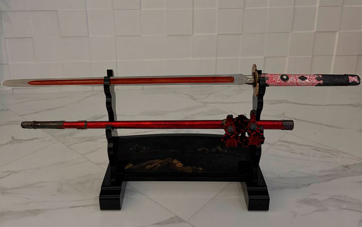    Фигуристке из Ижевска Алине Загитовой на Новый год подарили старинный японский меч