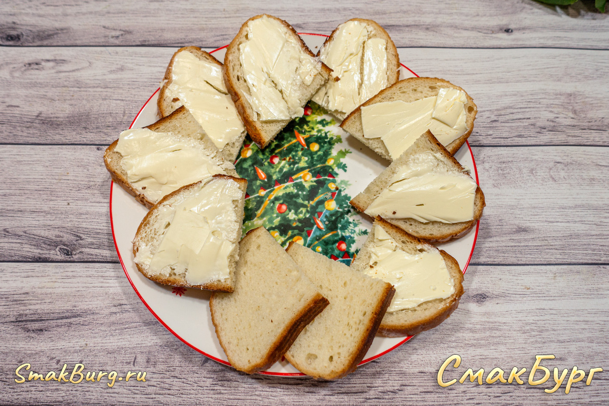 Намазываем ломтики белого хлеба сливочным маслом или не намазываем - это по вкусу!