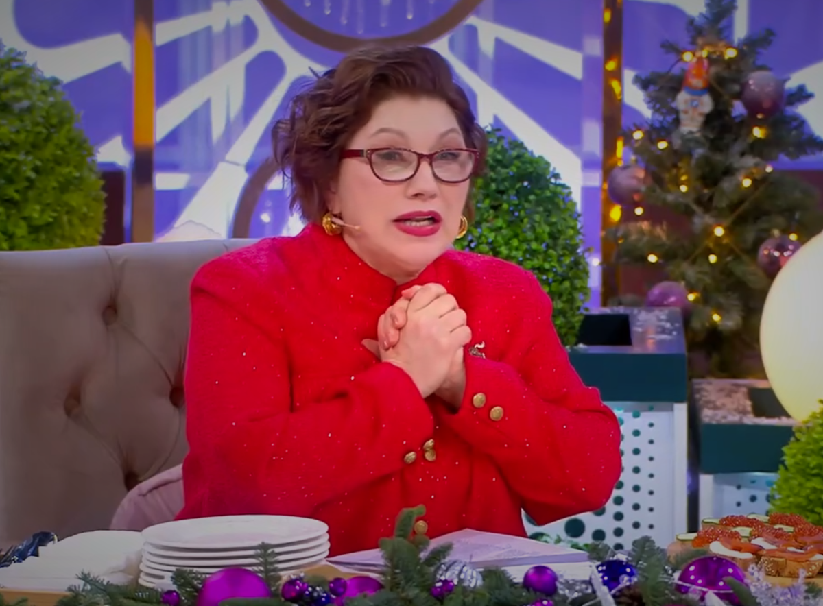 Роза Сябитова просит Юрия Лозу спеть песню "Плот". Фото: Первый канал. 