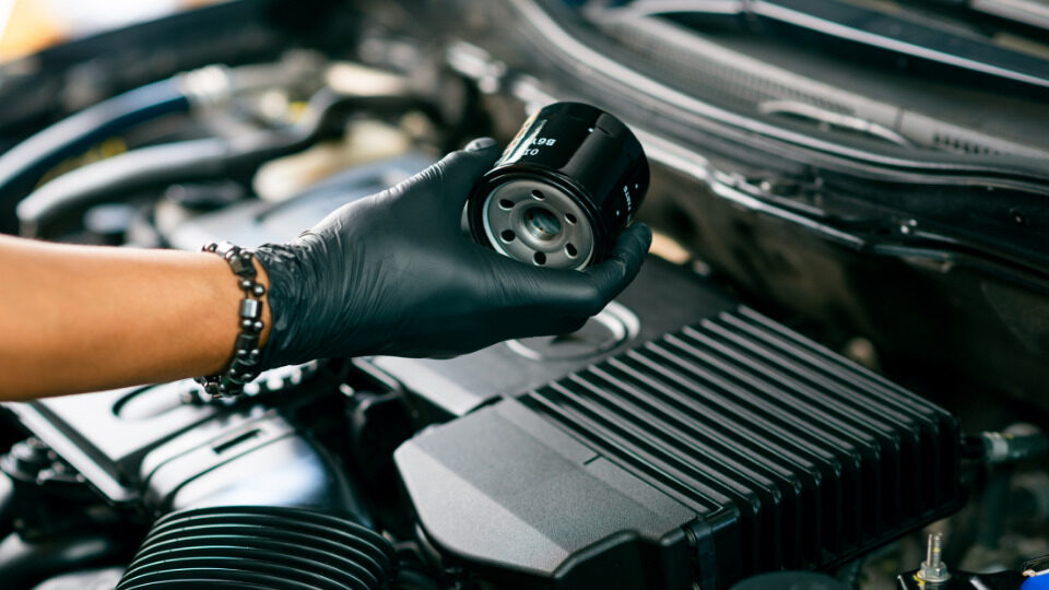 Как снять масляный фильтр, если руками открутить не получается