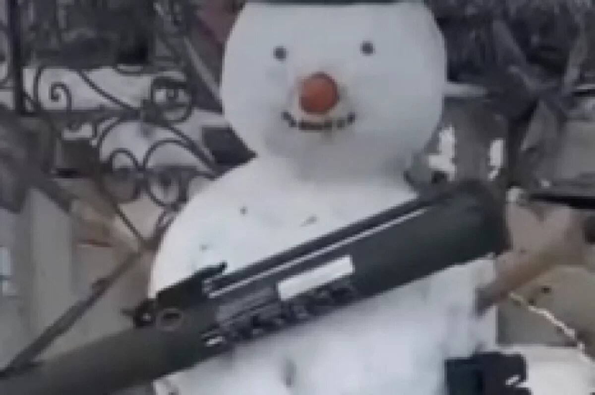    Российские военные слепили снеговиков для охраны территорий в зоне СВО