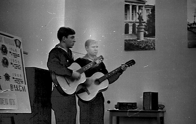 Агапов и Морозов на сцене.