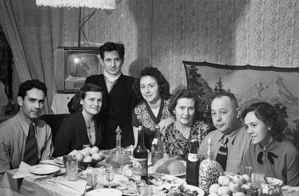 В ожидании наступления Нового года. Праздничный стол, черно-белый телевизор и любимый ковер