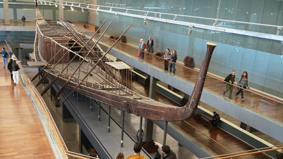 Солнечная ладья фараона Хеопса в Большом Египетском музее в Гизе.📷Фото: Amr Nabil / AP