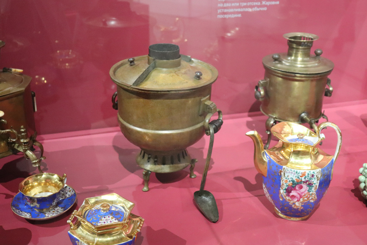 Этот самовар-кухня из Русского музея позволял сразу сварить чай и похлебку, так как в нем имелось два отсека