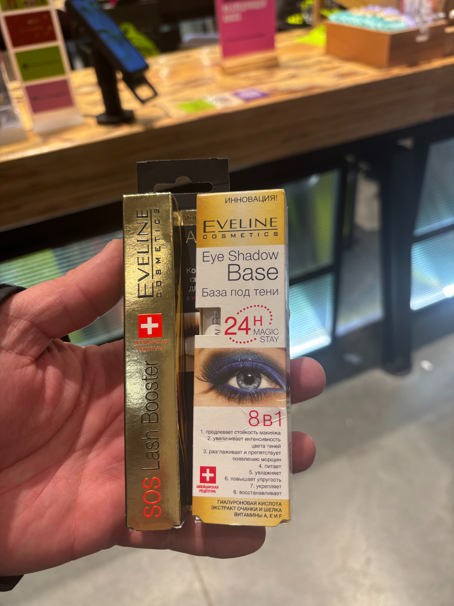  Слева сыворотка для роста ресниц. Эта штука белого цвета, должна быть очень полезной, а также ее можно наносить как базу на ресницы, тогда они будут более пышным и пушистыми.