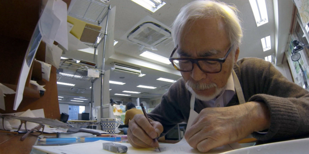    После школы он получил образование в сфере экономики и политологии. Параллельно с учёбой Миядзаки изучал европейскую литературу для детей / Legion-Media