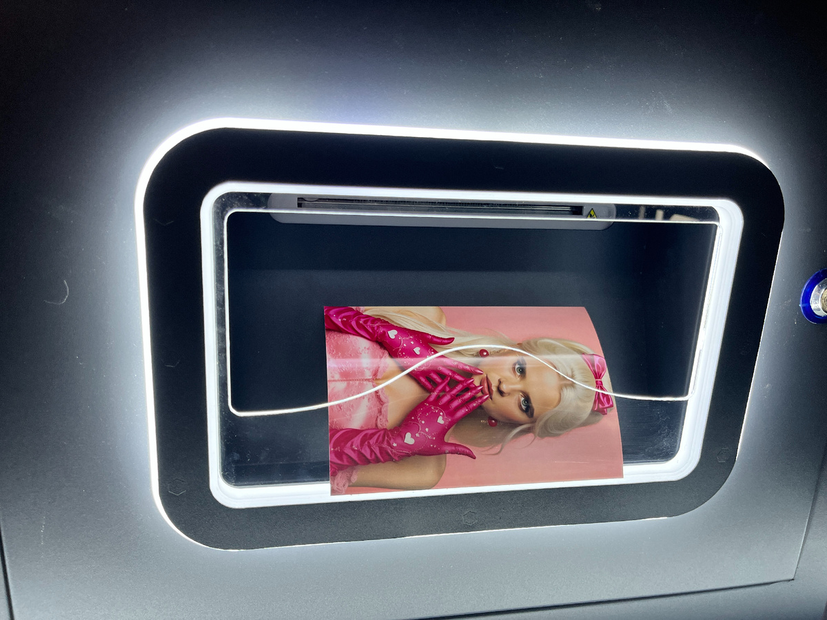 Пролистайте, чтобы увидеть как работает фотобудка. Подробное видео есть на нашем сайте robotail.ru и ниже в статье