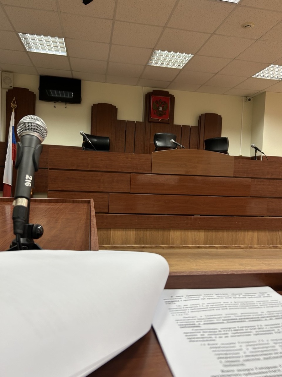 Суд ушел, но не чтобы покурить, а в совещательную комнату